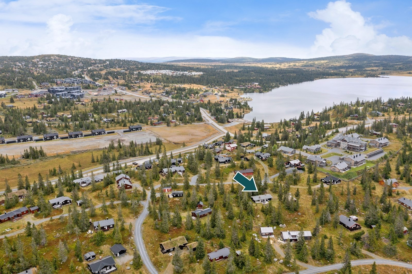 Hytta ligger i et populært og naturskjønt hytteområde med kort vei til alt Sjusjøen har å by på. Galleribilde