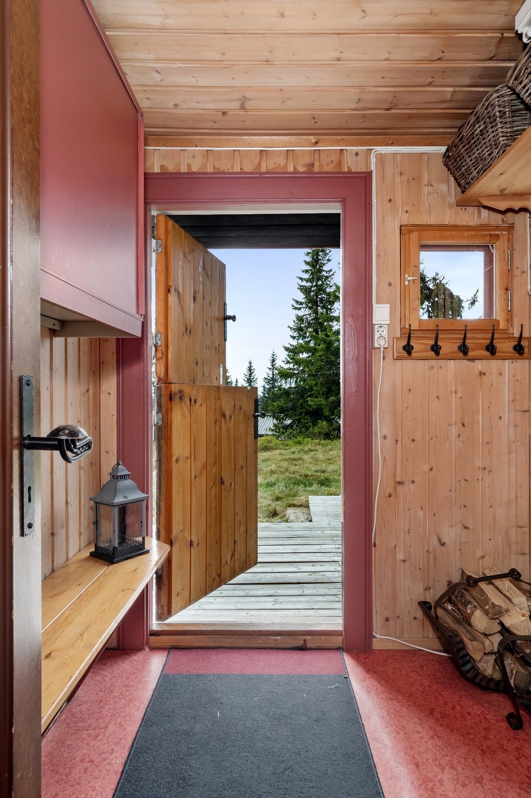 Innenfor døren blir du møtt av en koselig entré med trepanel på vegg og gulvbelegg. Her er det god plass for å henge fra seg yttertøy og sette fra seg skoene. Galleribilde