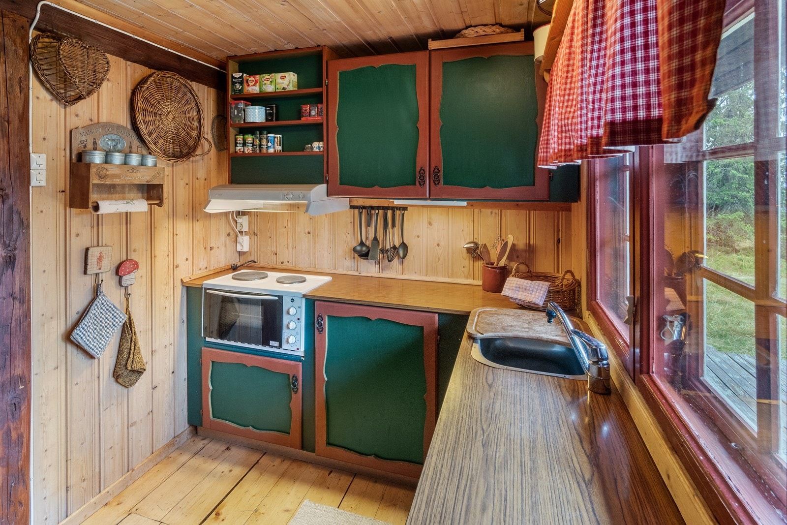 På kjøkkenet er det plass til frittstående komfyr. Galleribilde