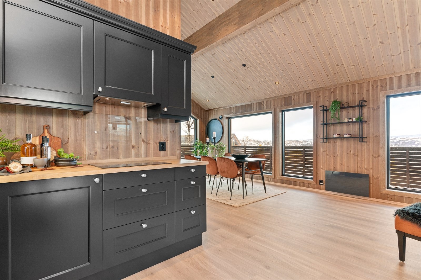 Glassplate på vegg over koketopp Galleribilde