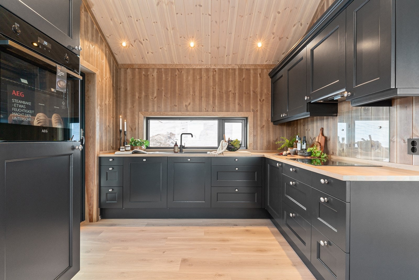 Tøff detalj med sort vask og armatur Galleribilde