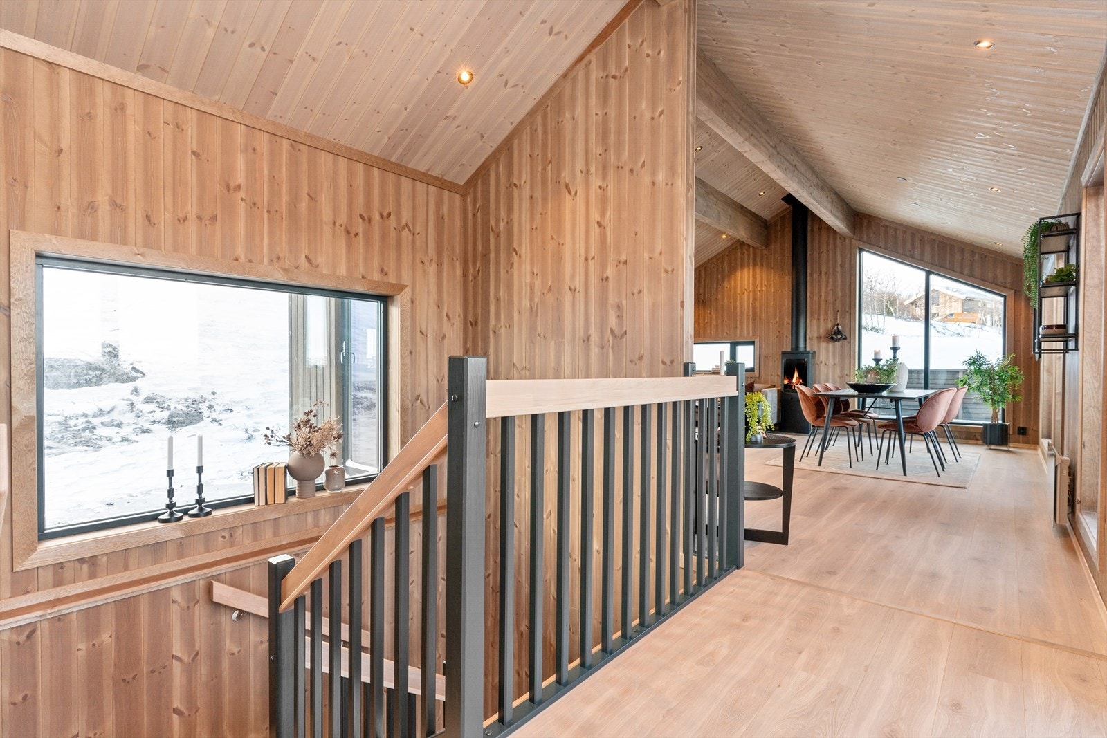 Trapp med trinn - gelendre i eik og med sort rekkverk Galleribilde