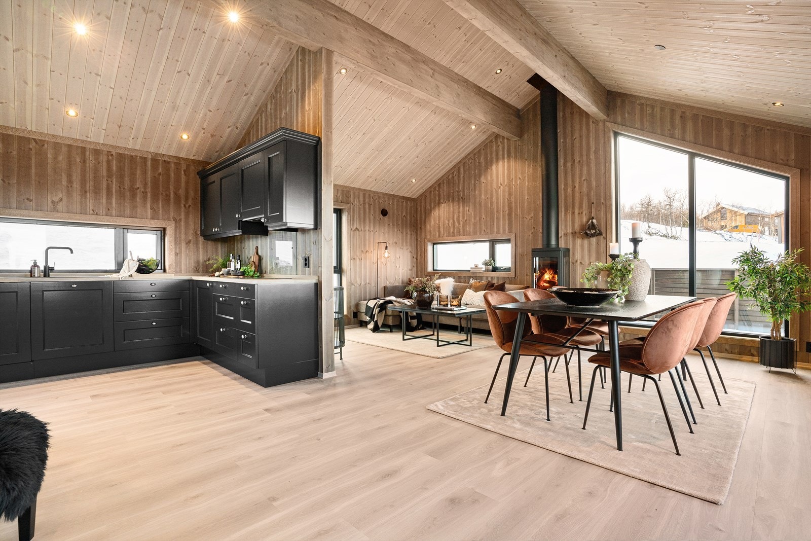 Spennende løsning med kjøkken/ stuedelen. Åpent men samtidig en vegg som deler av Galleribilde