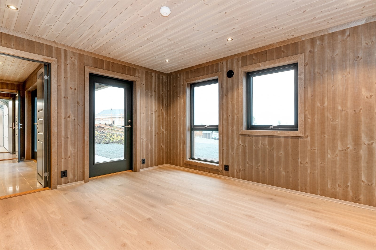 Stue/ oppholdsrom har dør til felles hall med resten av hytta og dør ut til uteplass/ inngangsparti Galleribilde