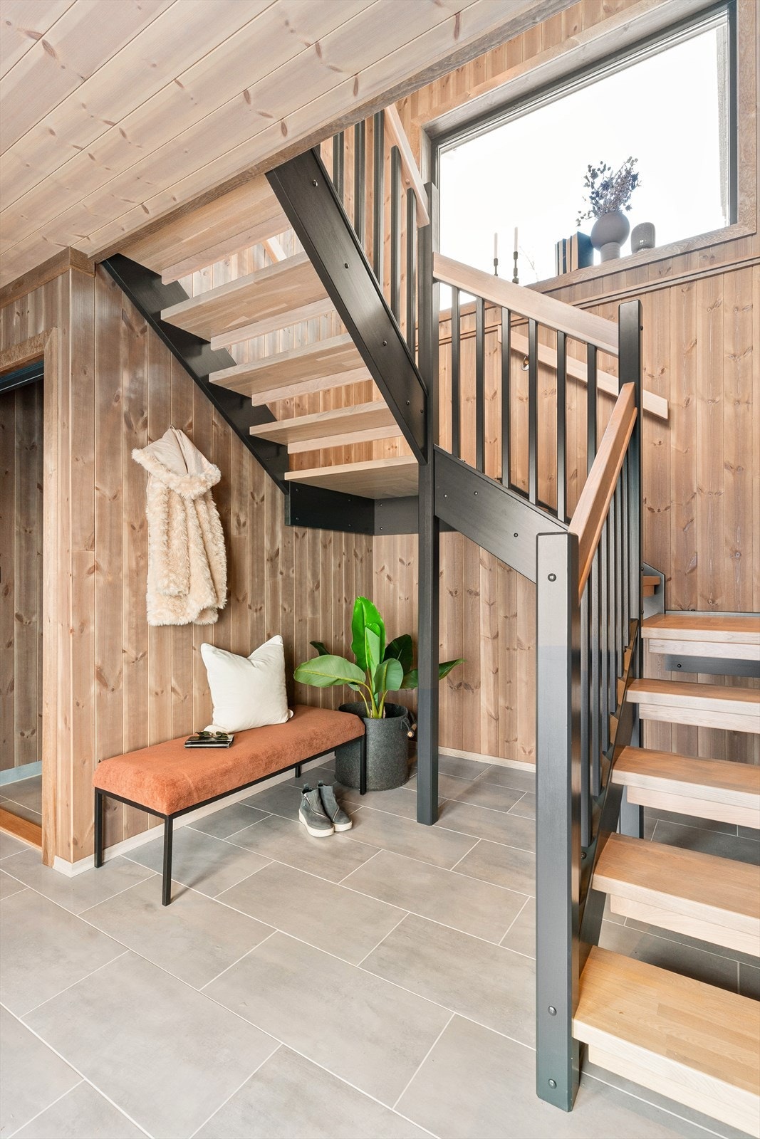 Hall med plass til entrémøbler Galleribilde