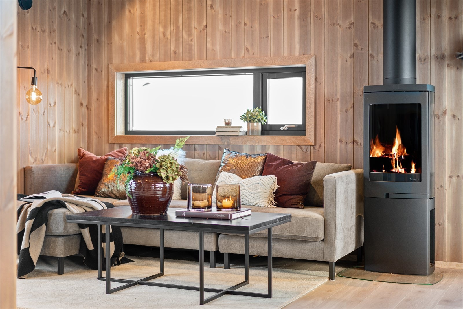 Peisovn i stue gir lun atmosfære og god varme på kalde dager Galleribilde