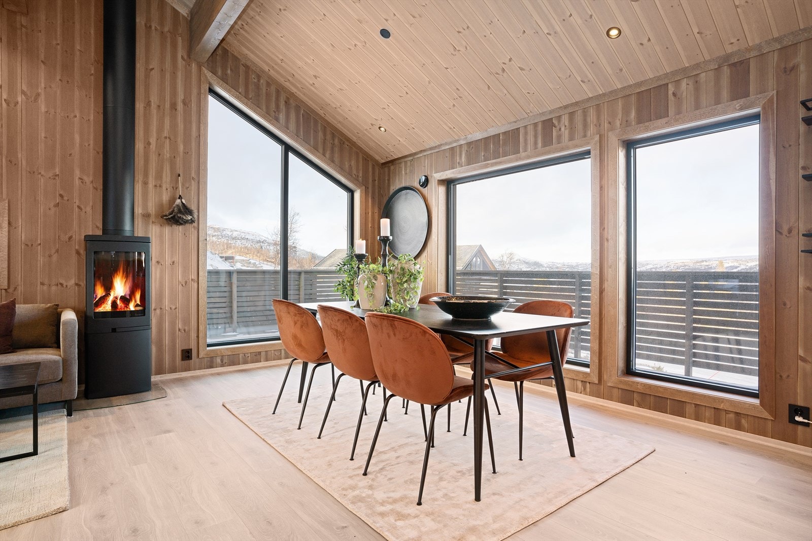 Store gode vinduer på flere vegger gir godt med lys Galleribilde