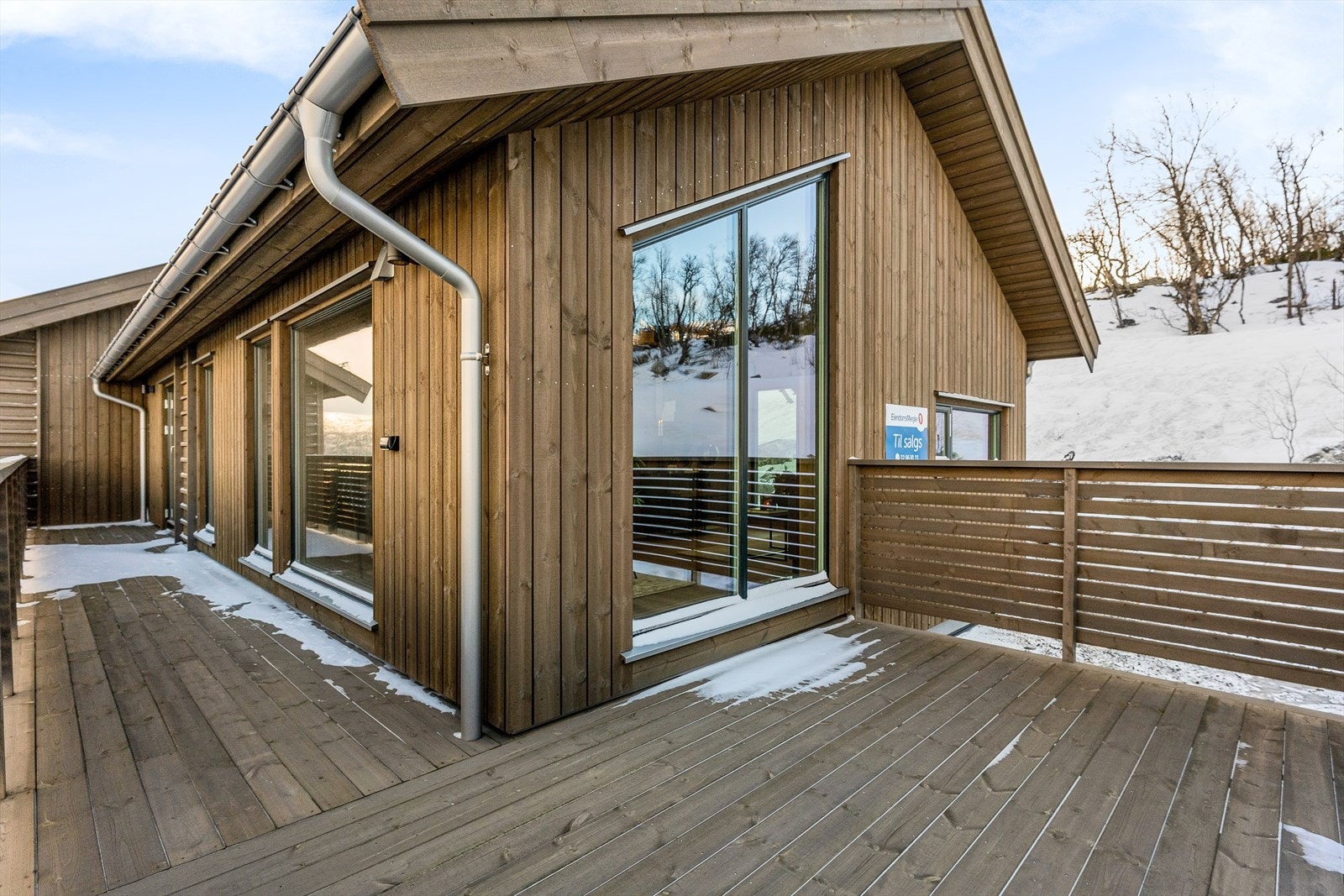 Stor terrasse ut fra stue i 1. etasje Galleribilde