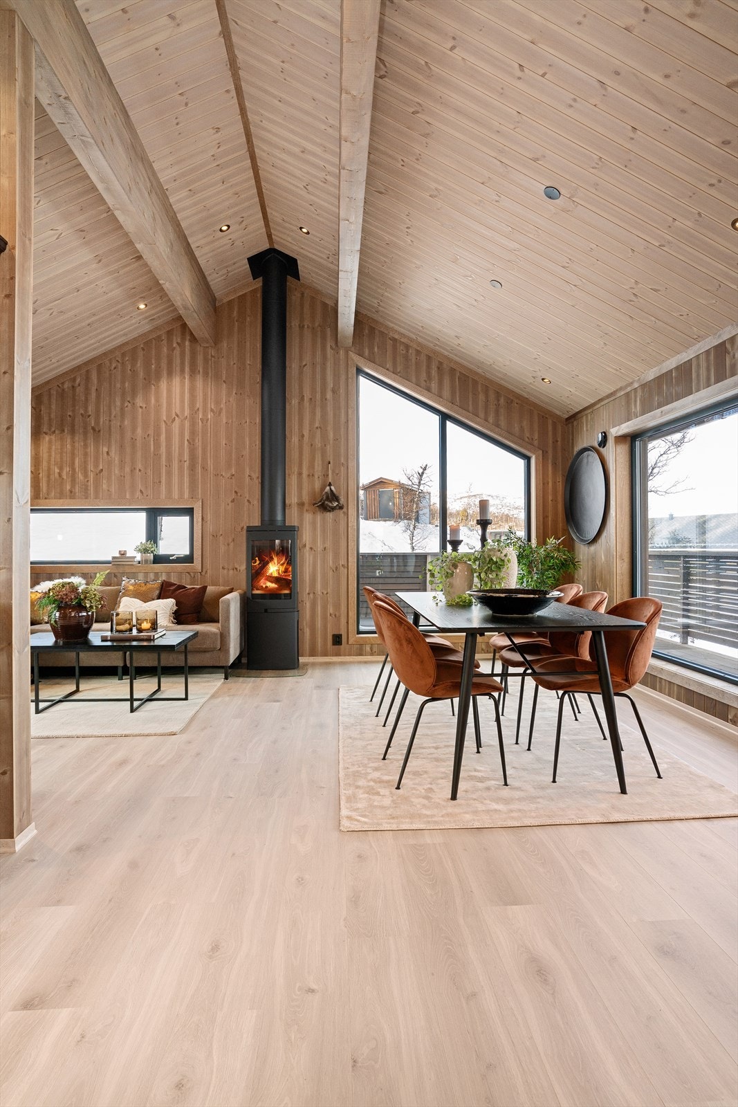 Stue og kjøkken har åpen himling som gir god takhøyde og romfølelse Galleribilde