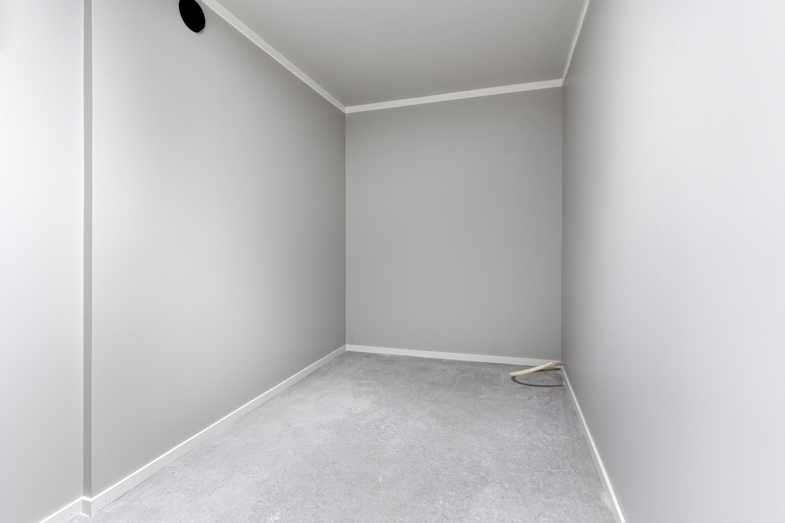 Rom inn fra sluse mellom hytteenheten og garasje Galleribilde