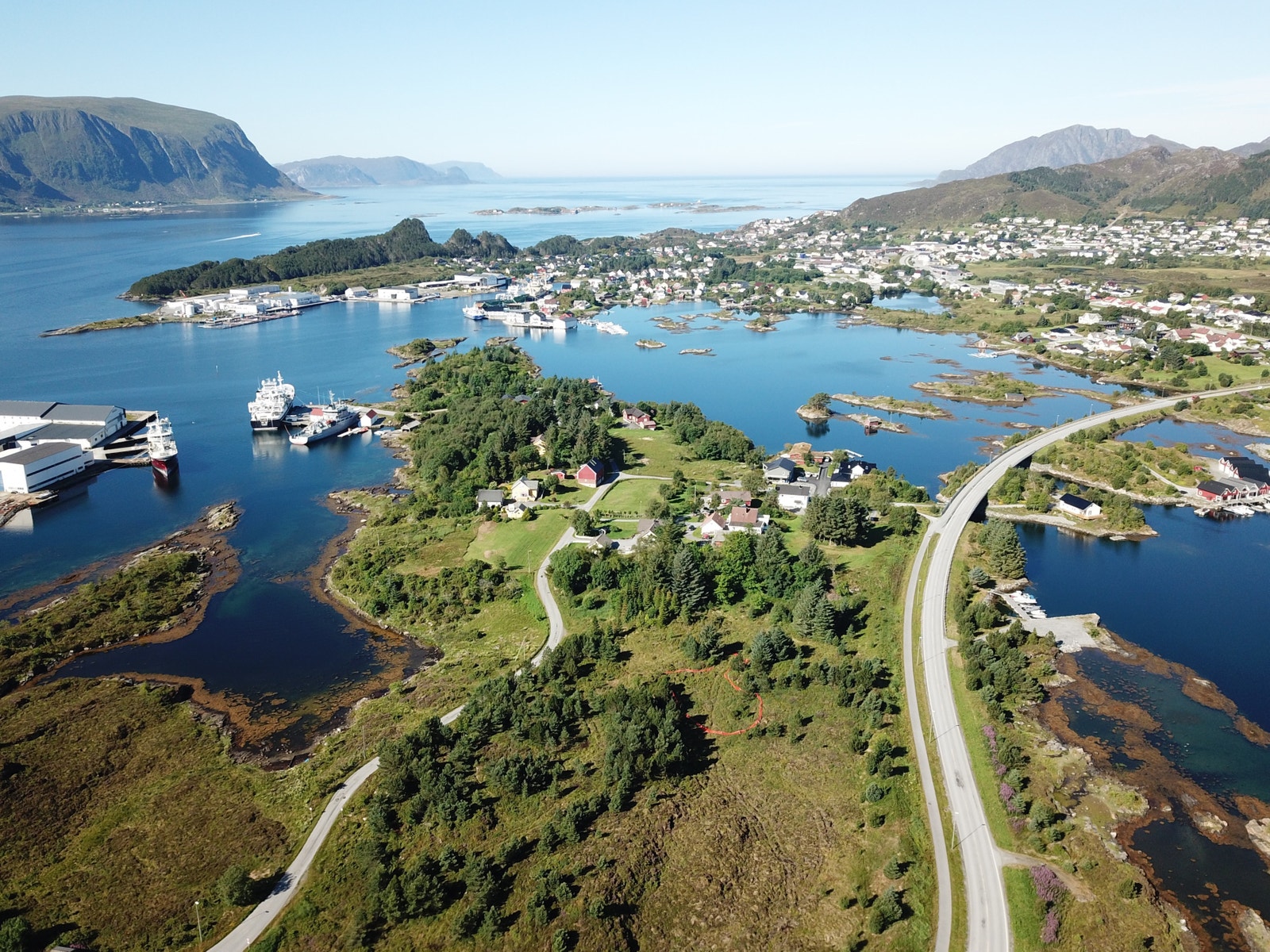 Utsikt over boligfeltet mot vest. Sjønært i alle kanter! Galleribilde