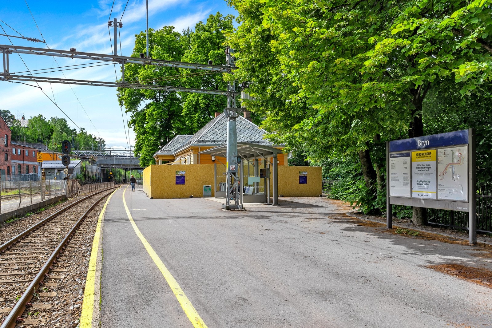 Området gir svært god mulighet for offentlig kommunikasjon med en rekke kollektive transportmidler like i nærheten, hvorav nærmeste holdeplass ligger i samme gate (buss nr. 76), i kort gange fra boligen. Her fra Bryn Stasjon. Galleribilde