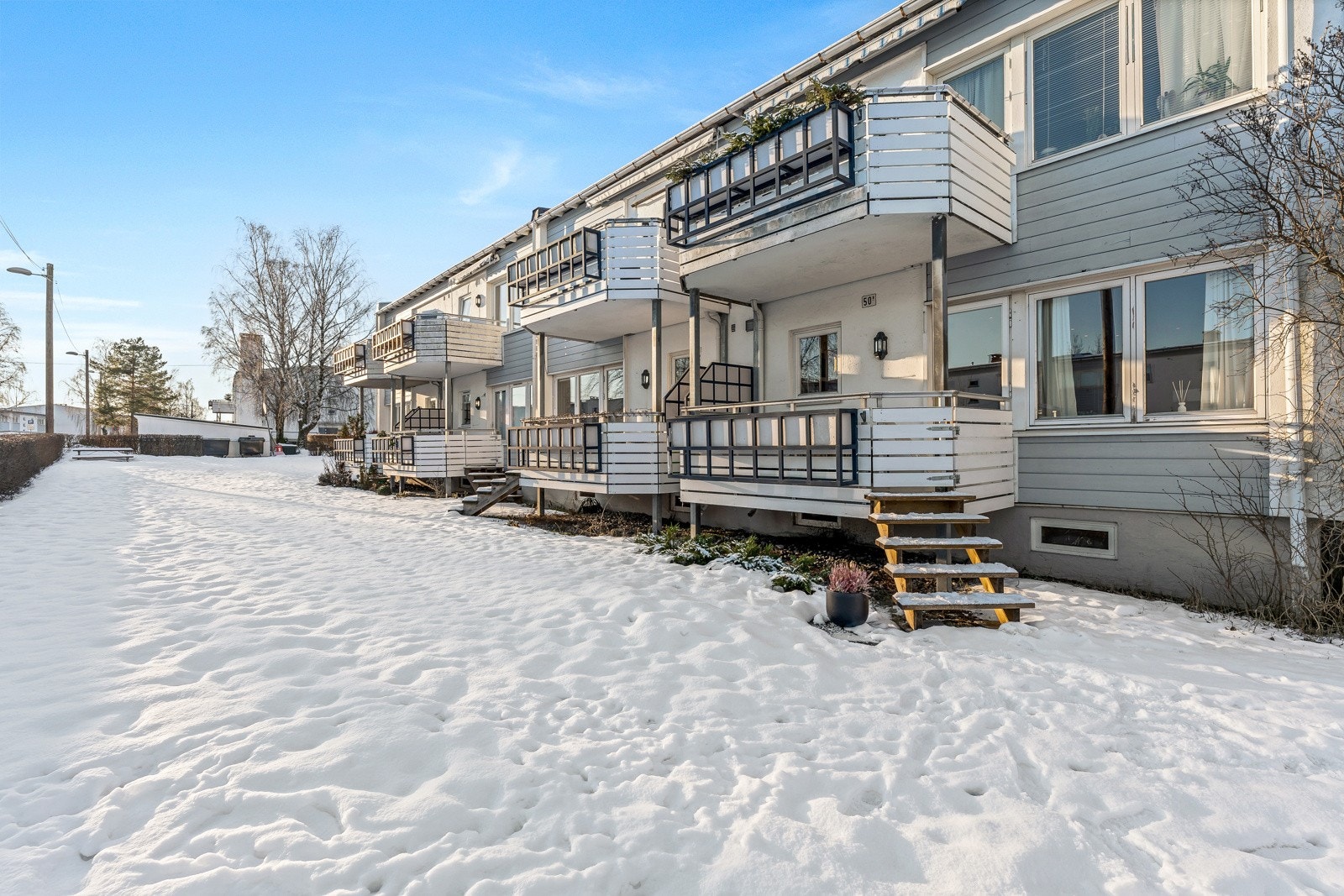 Boligen ligger fint til i et populært og veletablert boligområde på Teisen. Galleribilde