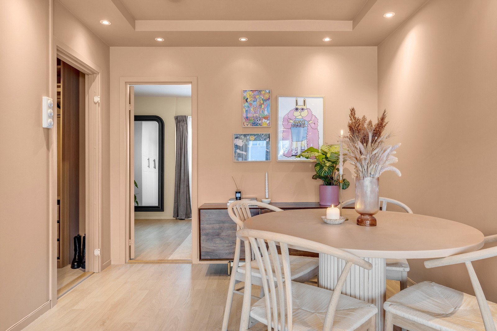 Himlingen er nedsenket med downlights i kasse. Galleribilde