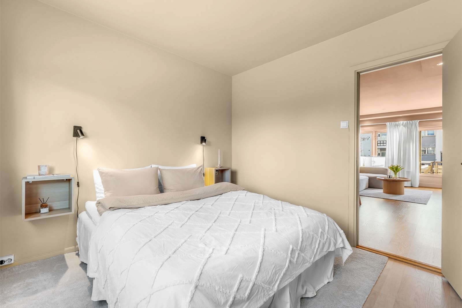 Veggene er malt i en lekker beige-tone og gulvet er belagt med parkettbord. Galleribilde