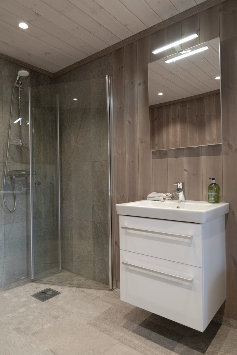 Flislagt gulv med varmekabler på bad. Galleribilde