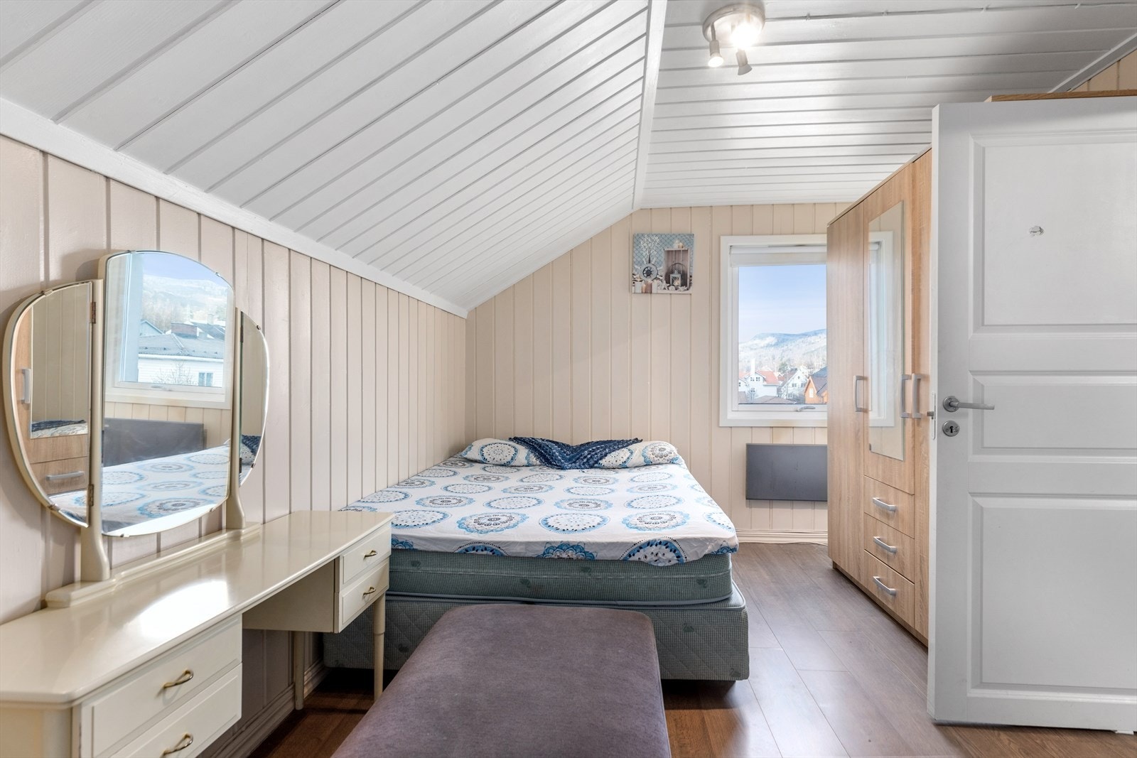 Rommet har plass til stor garderobe Galleribilde