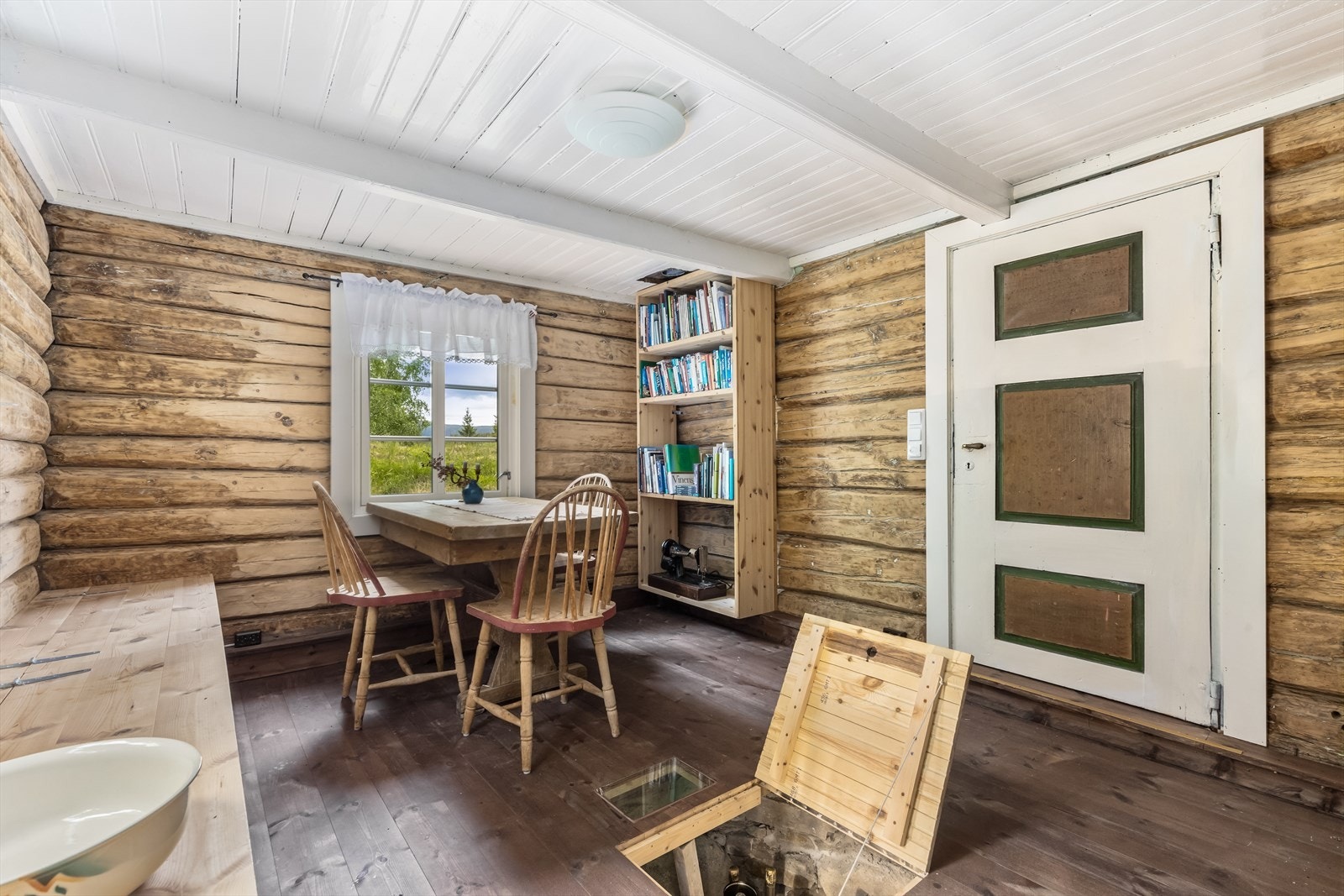 Legg merke til det flotte "vinskapet" i gulvet. Galleribilde