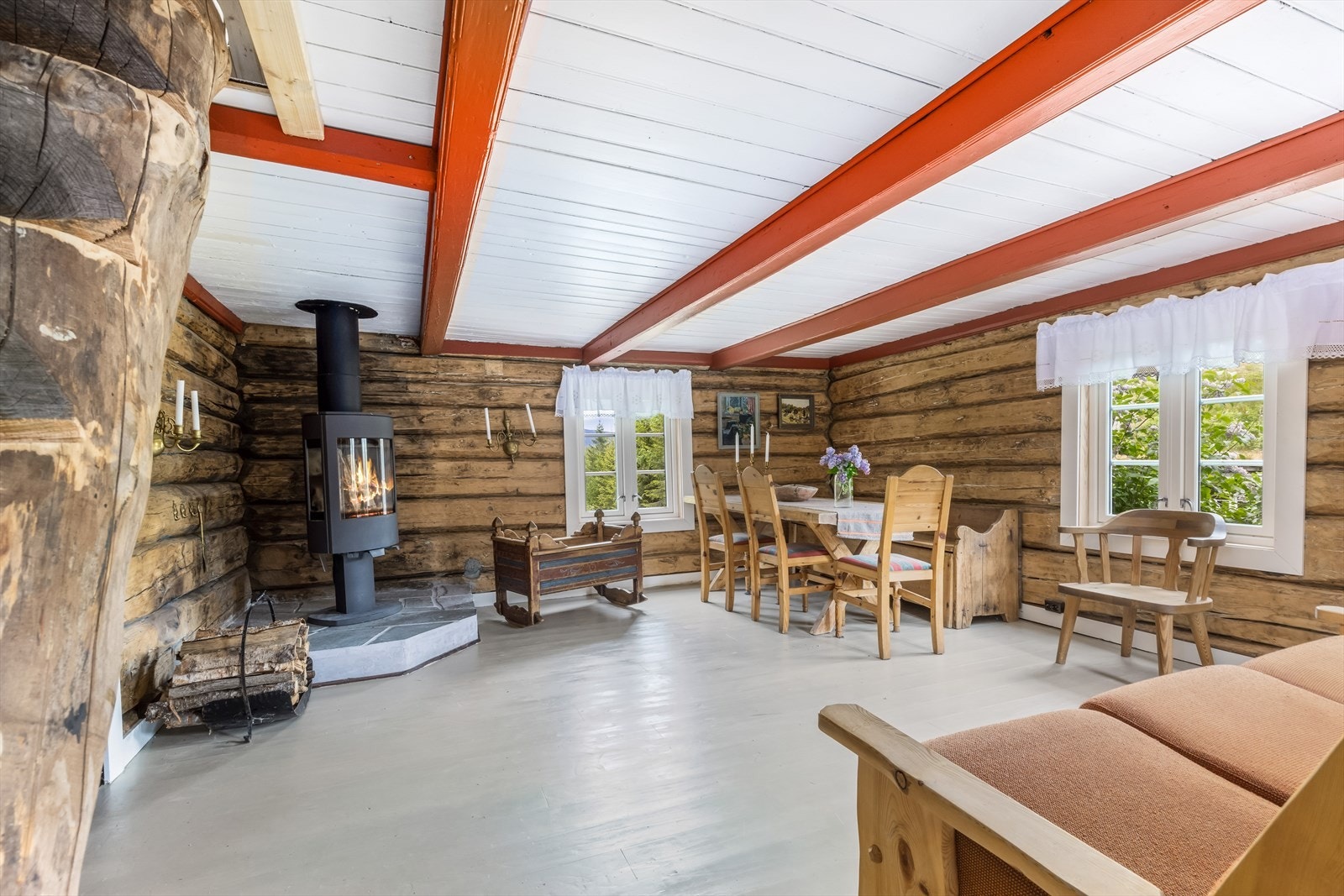 Stue med peisovn. Galleribilde