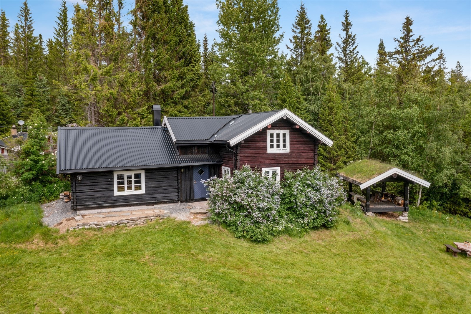 Gamlestua har 2 plan og er et bygg med stor sjarm. Galleribilde