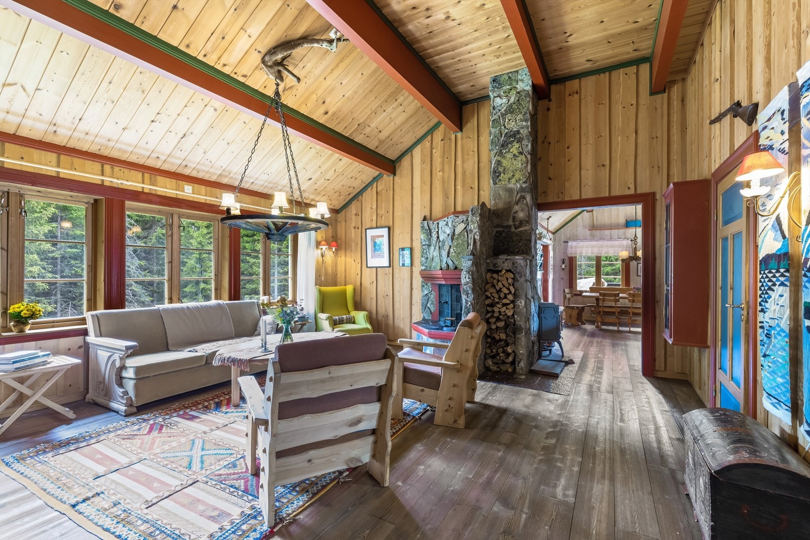 Stuen har god takhøyde og en flott peis for vedfyring. Galleribilde