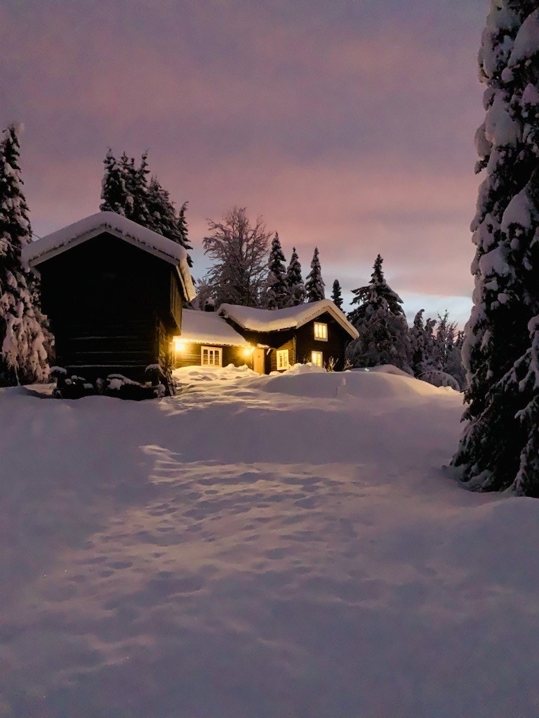 På eiendommen står et stabbur og "gamlestua" oppført ca. år 1750. Galleribilde