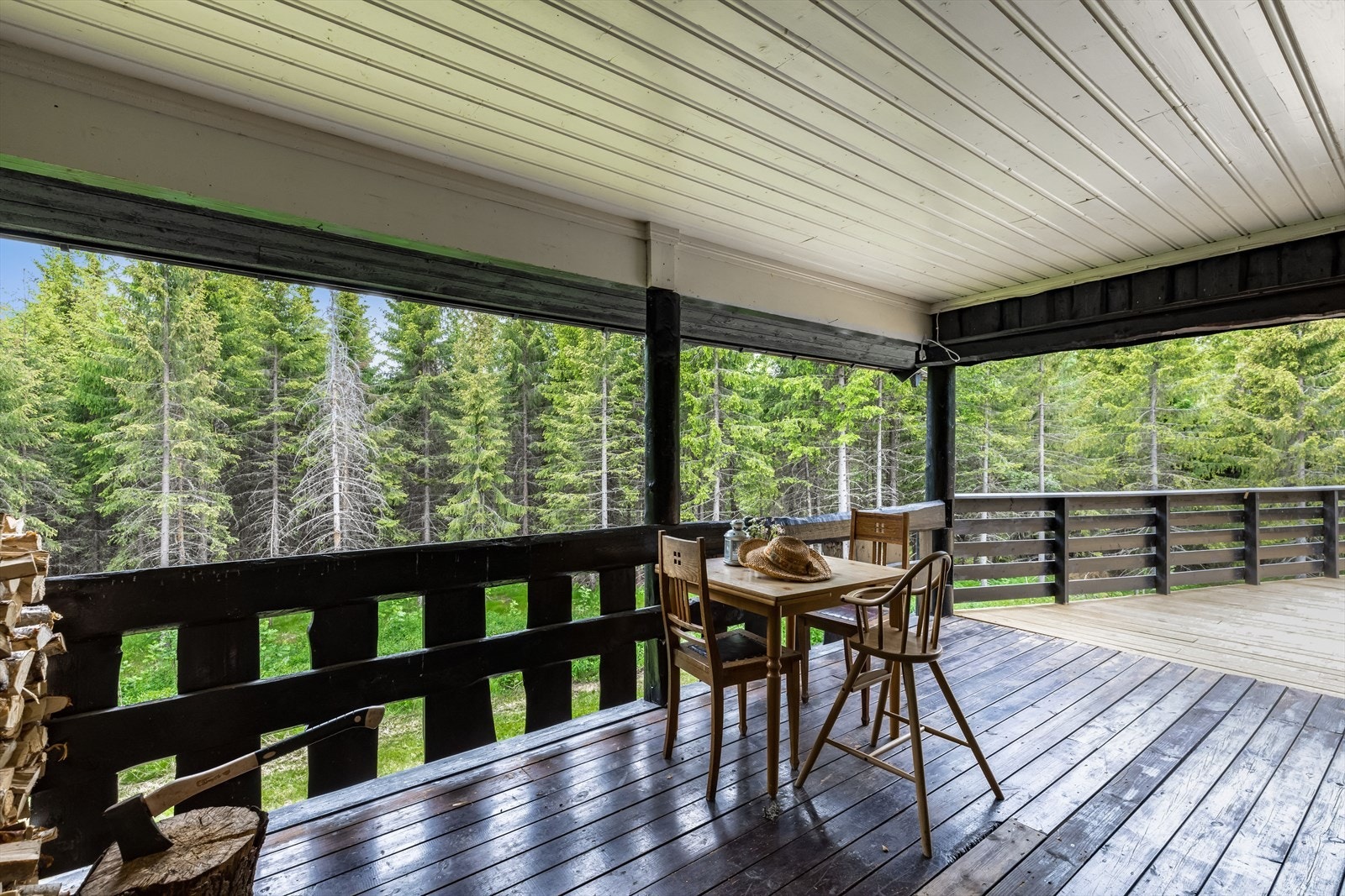 Stor delvis overbygget terrasse med adkomst fra kjøkken Galleribilde