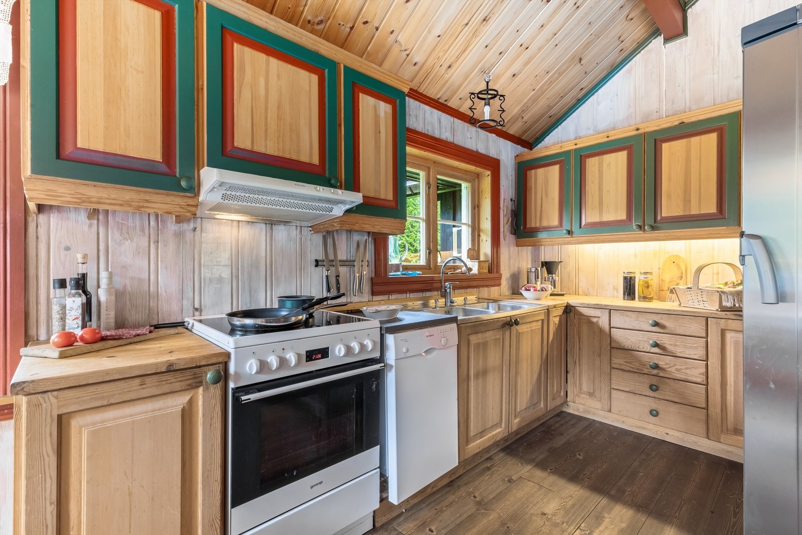 Kjøkkeninnredning med profilerte fronter Galleribilde