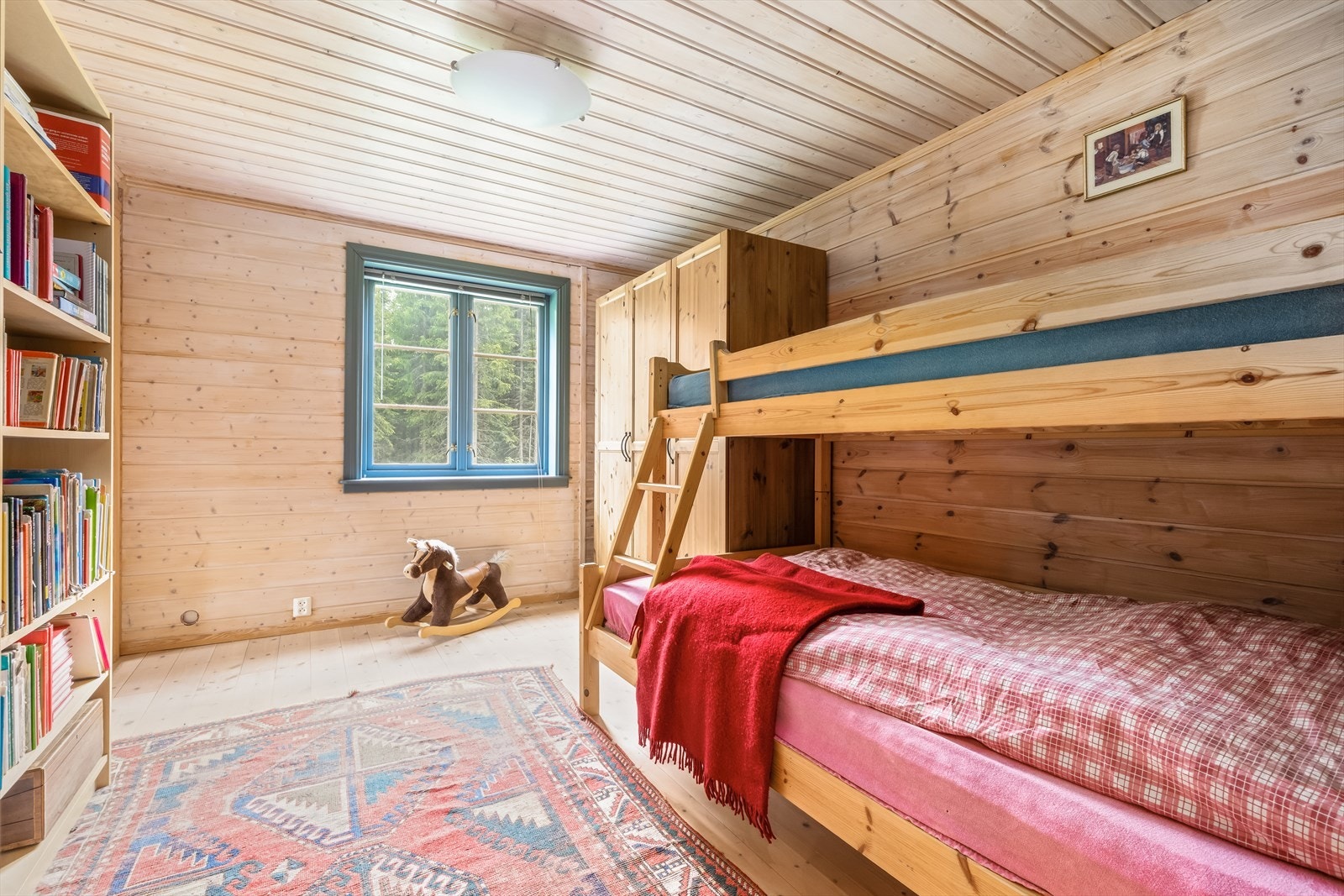 I underetasjen er det innredet 3 soverom. Kun 2 av soverommene er godkjent til varig opphold. Se punktet ferdigattest i salgsoppgaven. Galleribilde