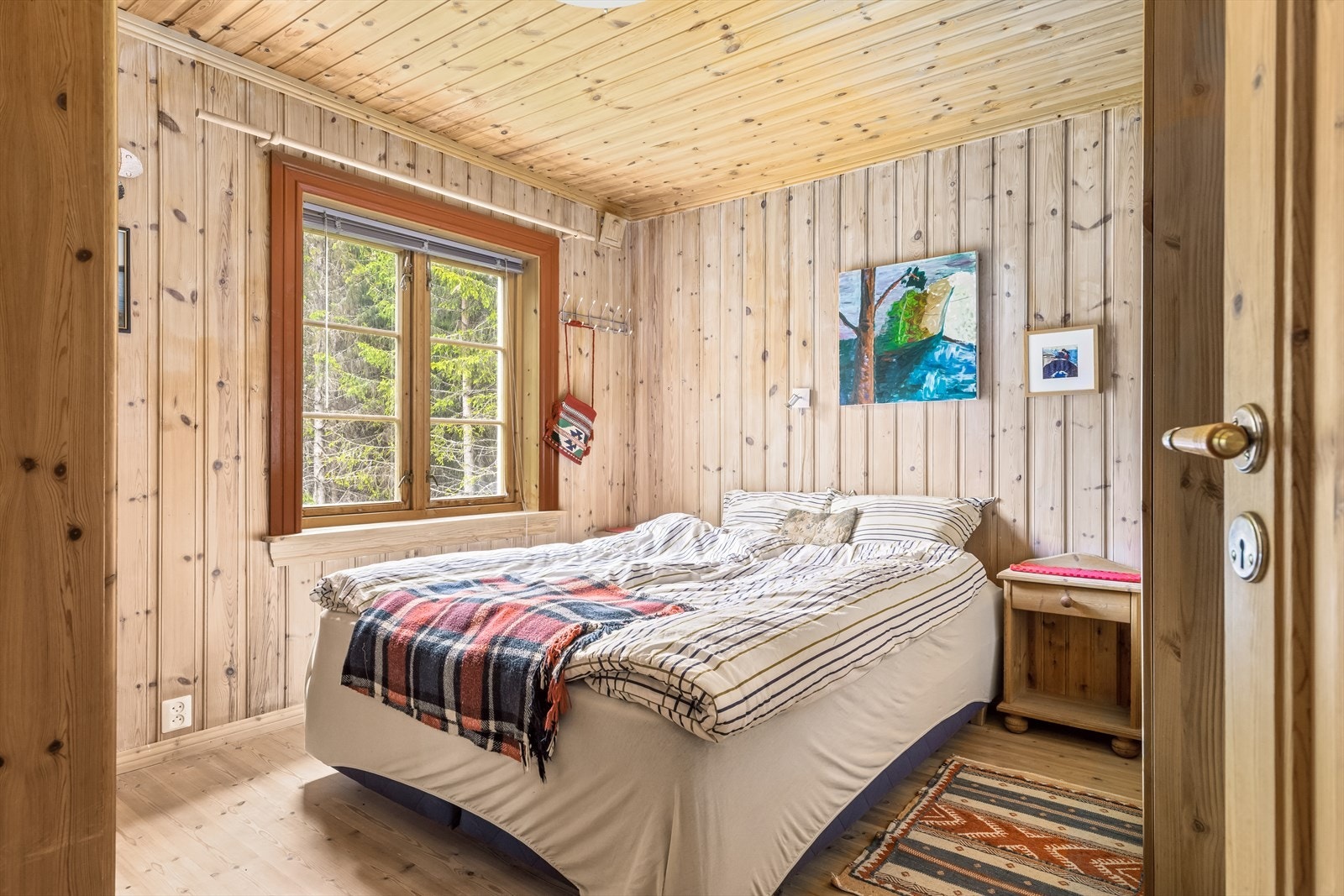 Det er 2 soverom i hovedetasjen: Dette bildet er av hovedsoverommet Galleribilde