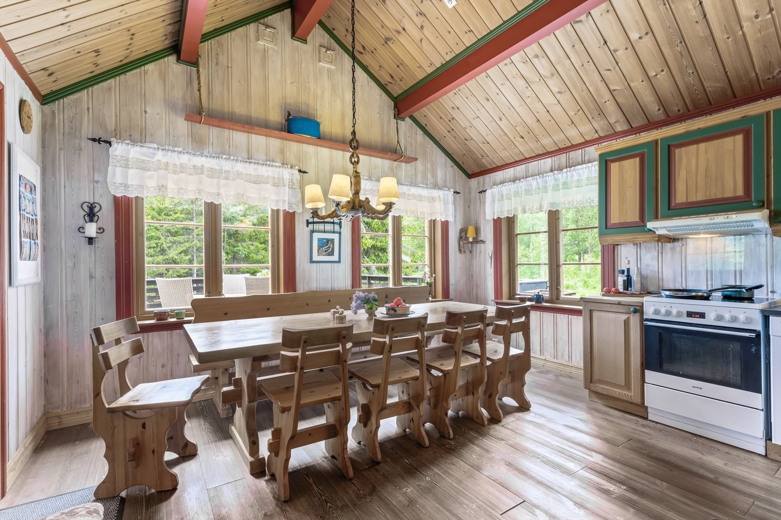 Kjøkken med god plass til spisegruppe. Galleribilde