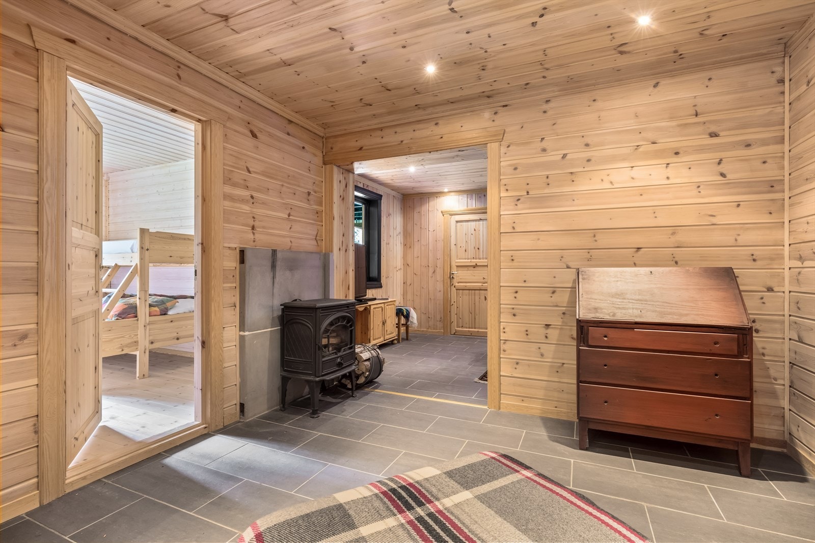 Det er vannbåren gulvvarme i underetasjen. Galleribilde