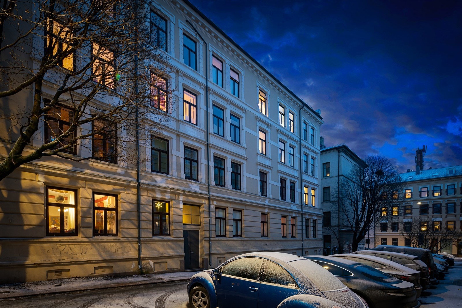 Leiligheten ligger i et meget populært og sentralt boligområde på nedre
del av Grünerløkka i Oslo. Galleribilde