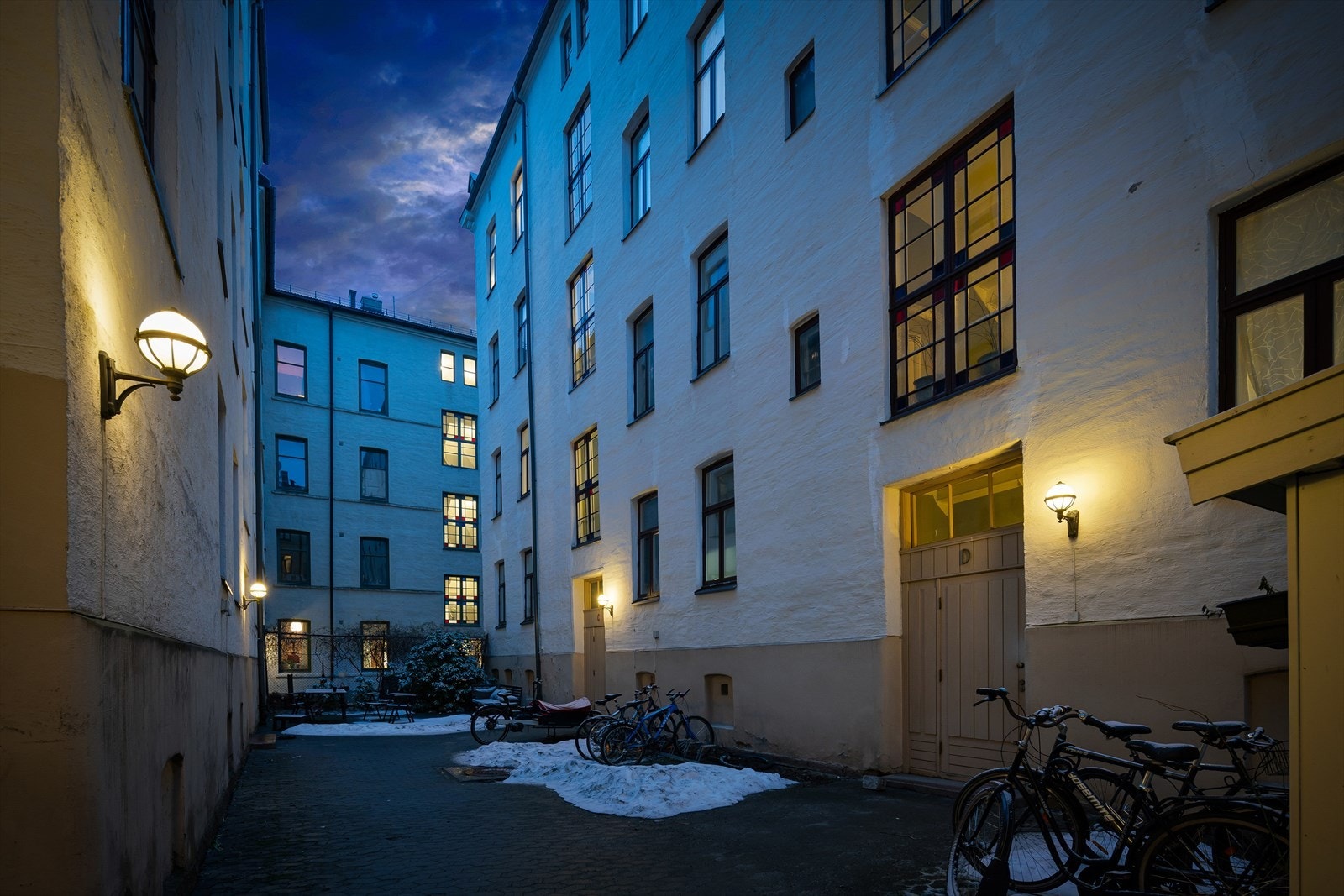 Bakgård. Galleribilde