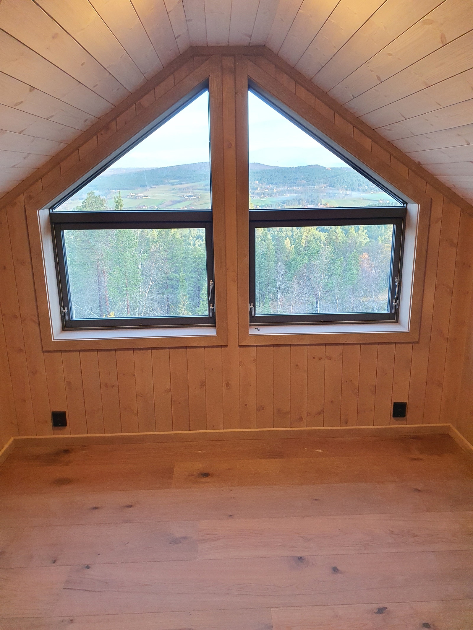 Loftstue annen hytte Innlandet. Hvitlasert sprekkpanel i himling. Galleribilde