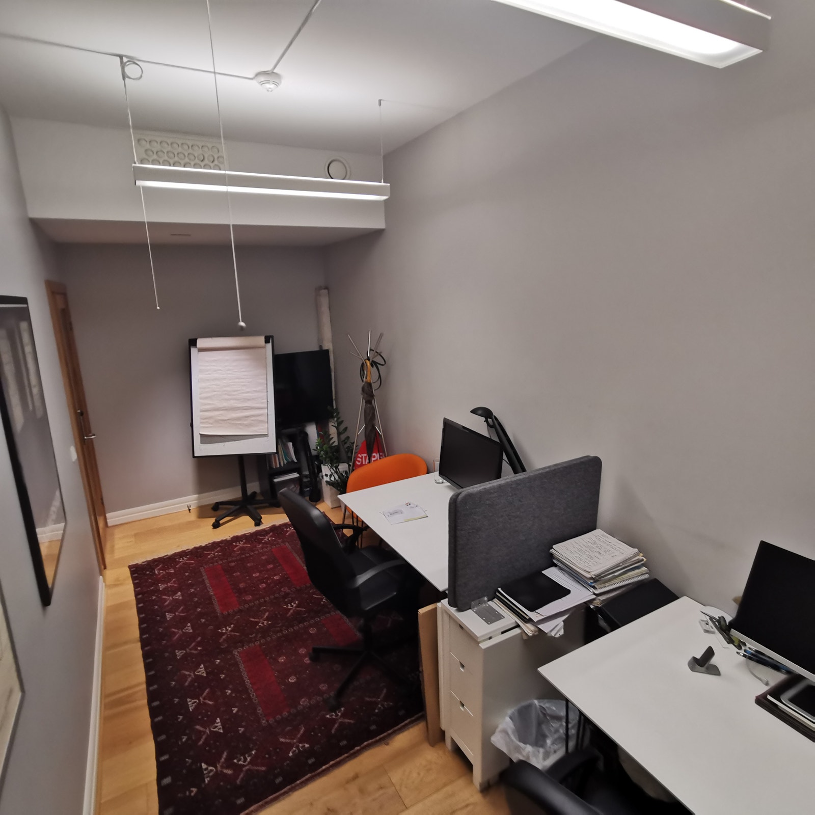 Kontor 110 i 1. etasje. Veldig pent utsikt med hage.Passer for 2-3 personer. Ca 12 m2. Galleribilde