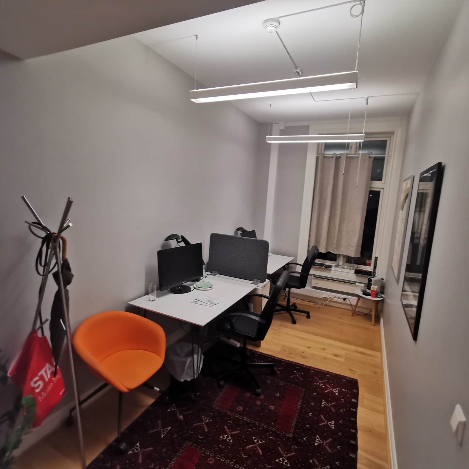 Kontor 110 i 1. etasje. Veldig pent utsikt med hage.Passer for 2-3 personer. Ca 12 m2. Galleribilde