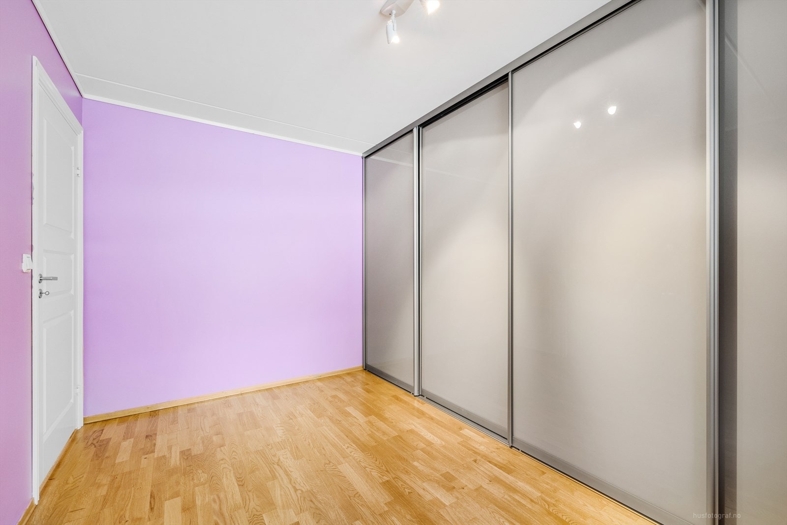 Soverom nr 2 med stor og flott skyvedørsgarderobe Galleribilde