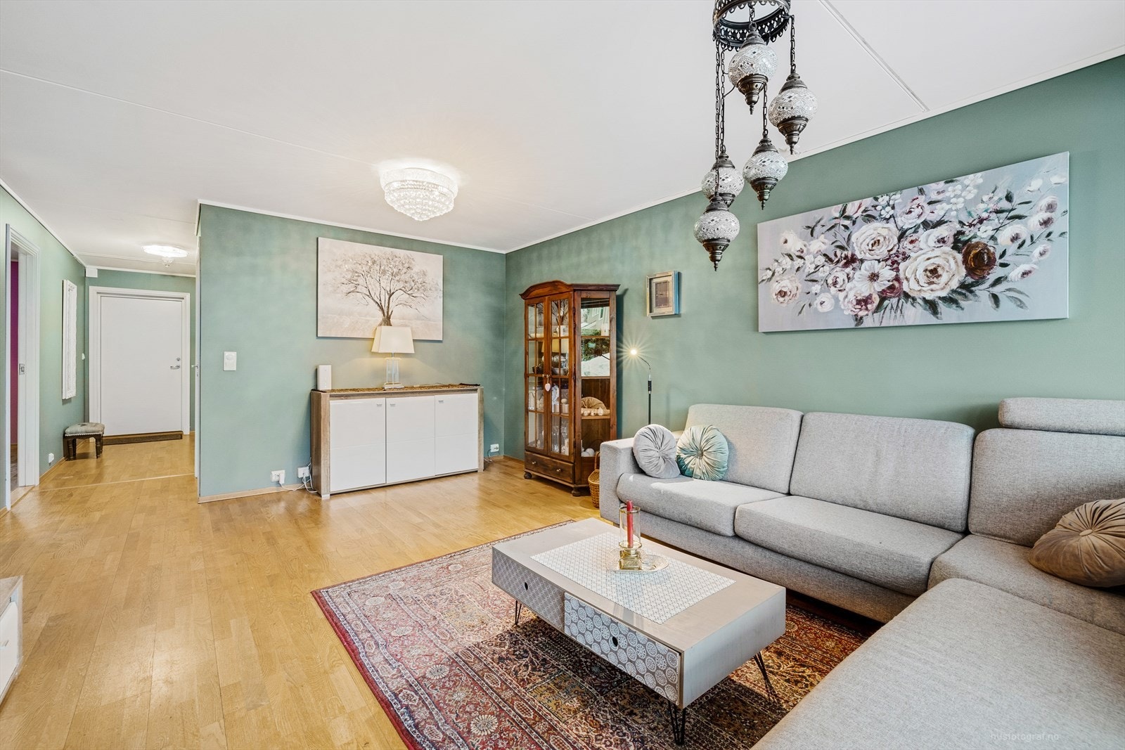 Stuen er romslig og enkel å møblere Galleribilde