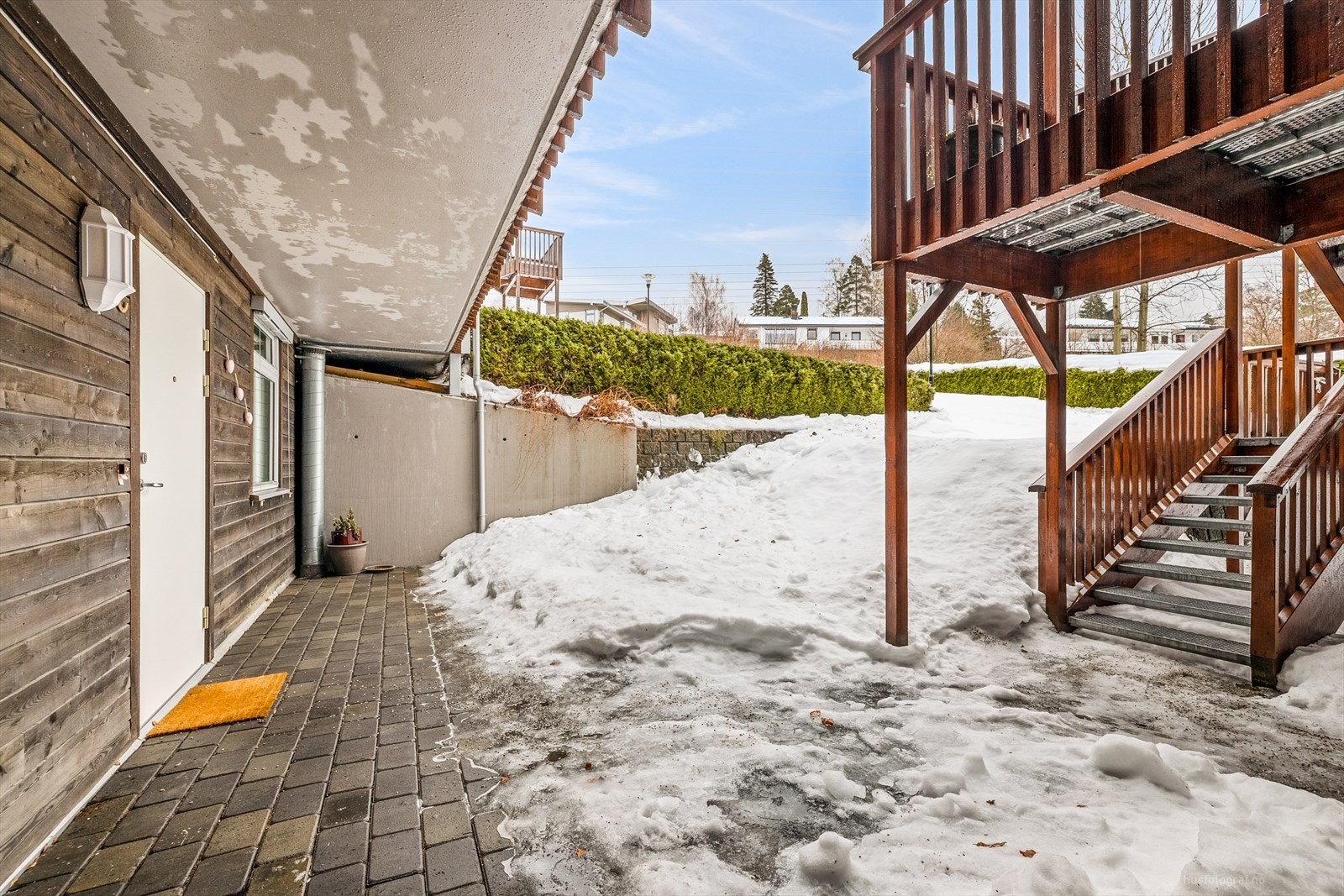 Inngangsparti med uteplass Galleribilde