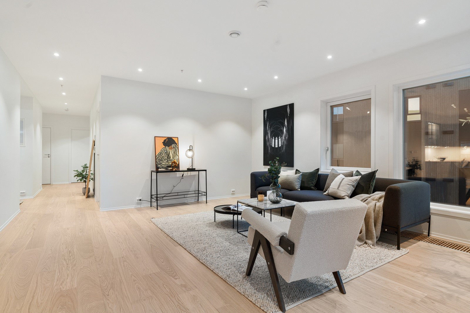 Leiligheten har en generøs takhøyde og er oppgradert med downlights i himling.