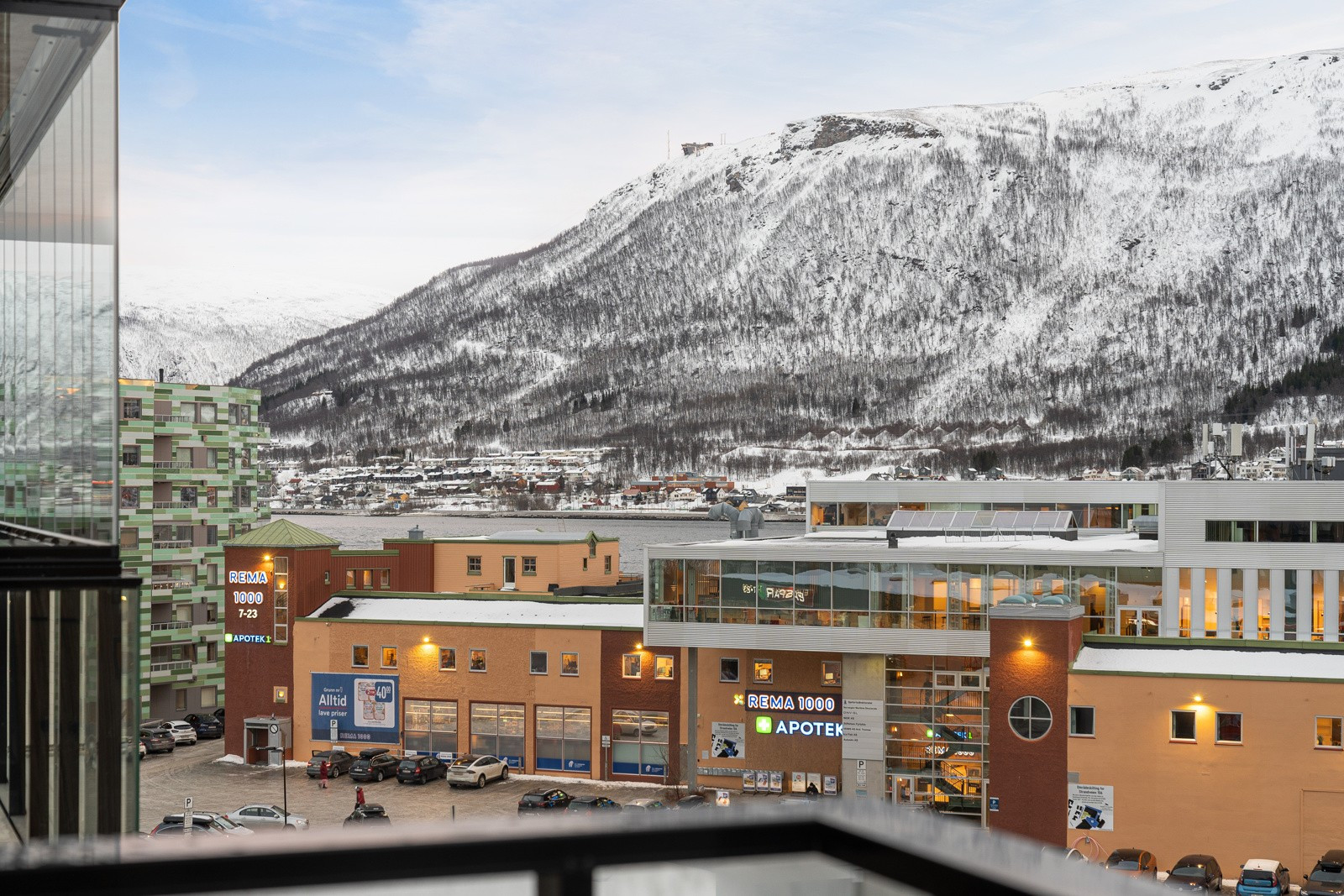 Fra leiligheten har du umiddelbar nærhet til dagligvare, treningssenter, legesenter og apotek m.m.