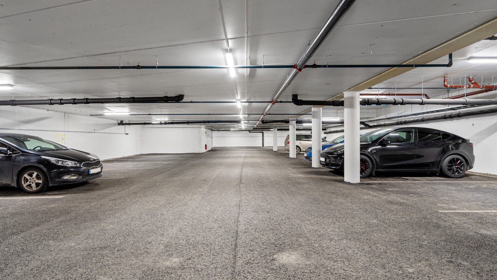 Fast plass i garasje tilrettelagt for el-billading.