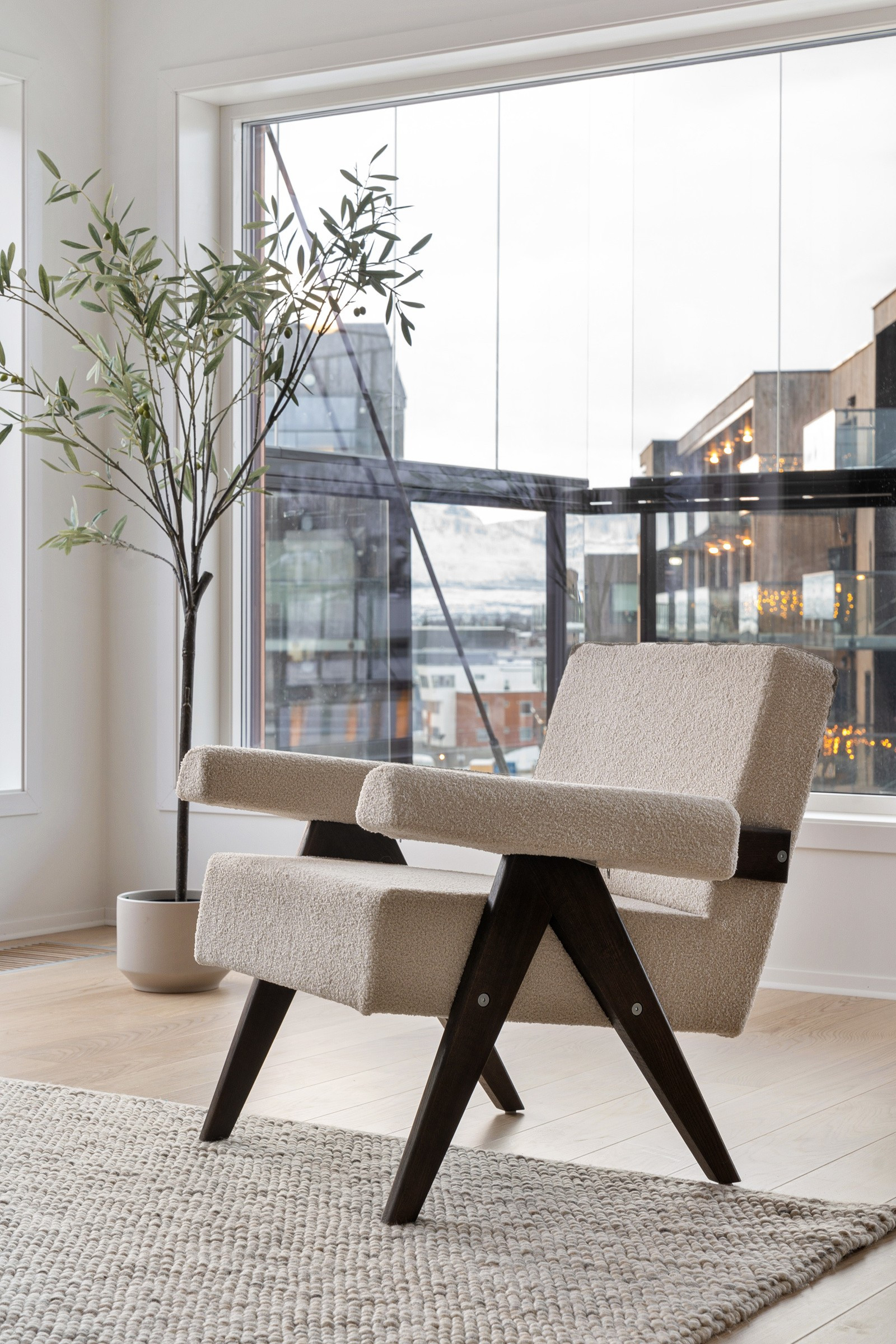 De store vindusflatene sikrer rikelig med innslipp av naturlig lys.