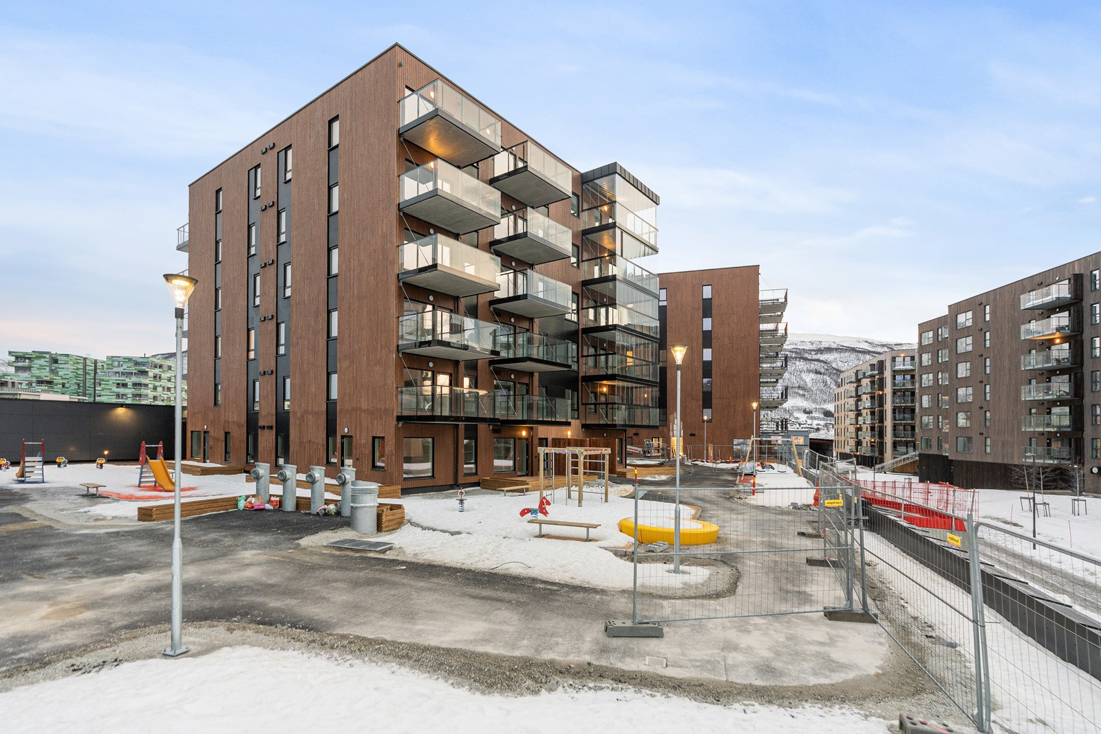På området rundt blokken vil det bli etablert parkområde og bære bilfritt.
