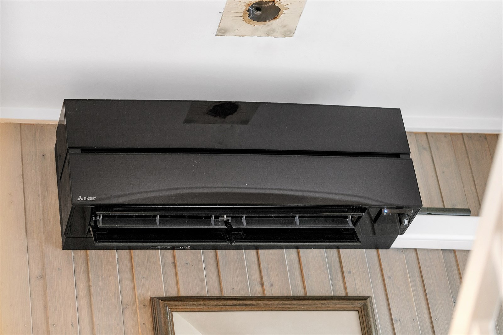 Varmepumpe fra 2019 plassert i trappegang mellom 1. og 2. etasje Galleribilde