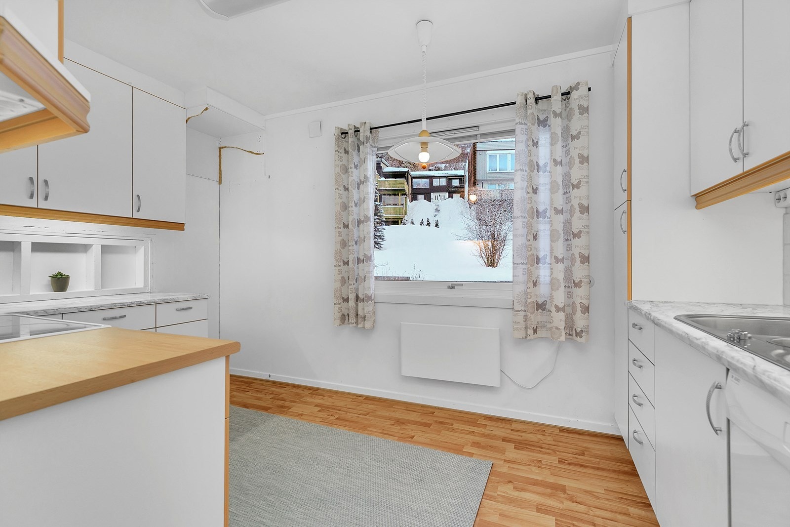 2. etasje - Kjøkken med plass for spisebord Galleribilde