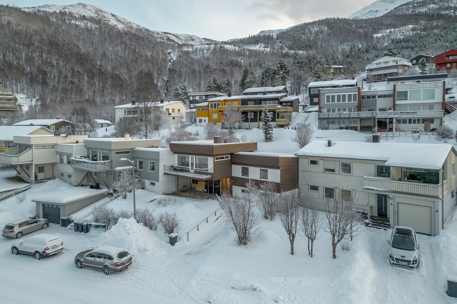 Bolig i rekke med parkering på eiendommen, hage på for- og bakside Galleribilde