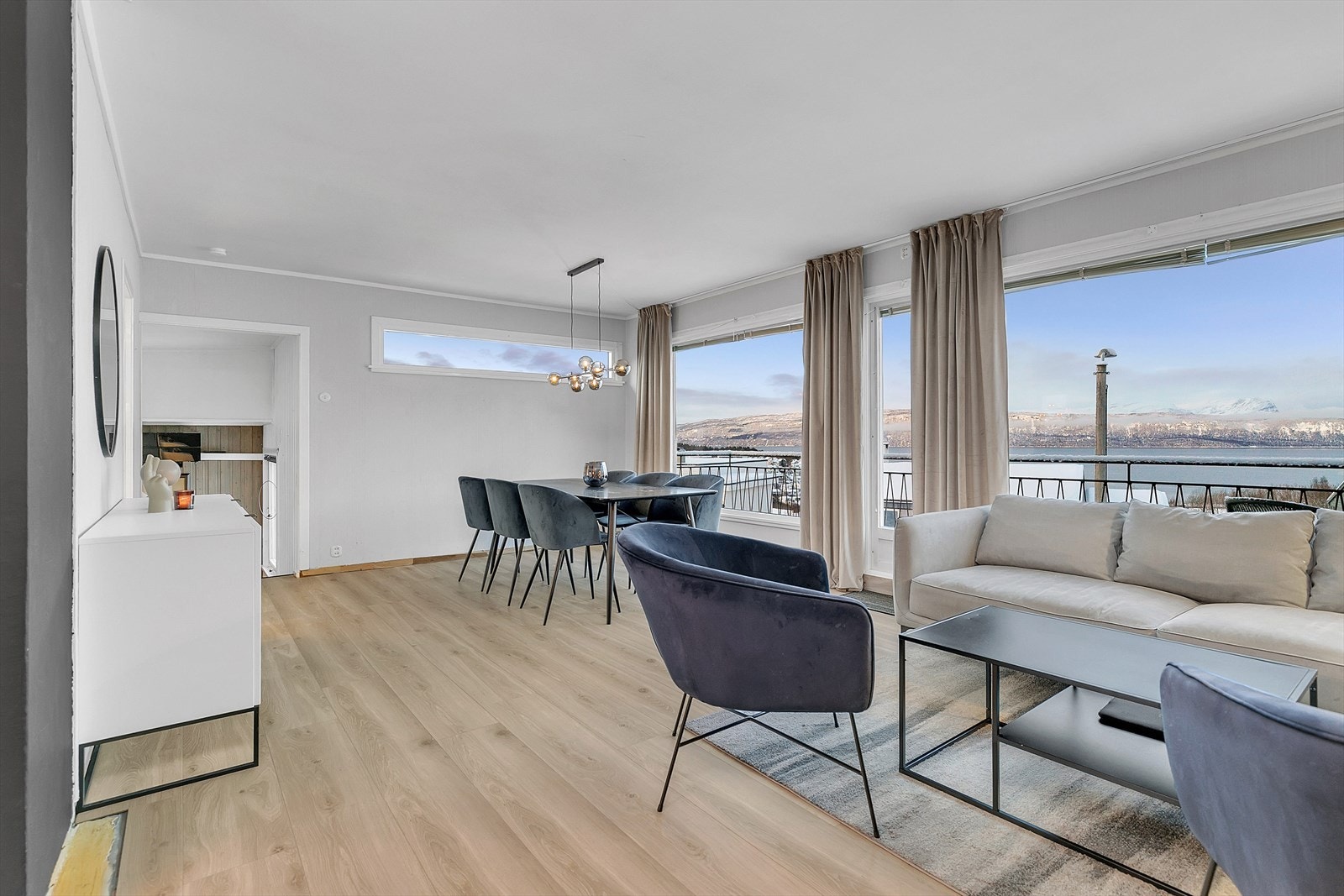 Bolig med ei romslig stue med flott utsikt! Galleribilde