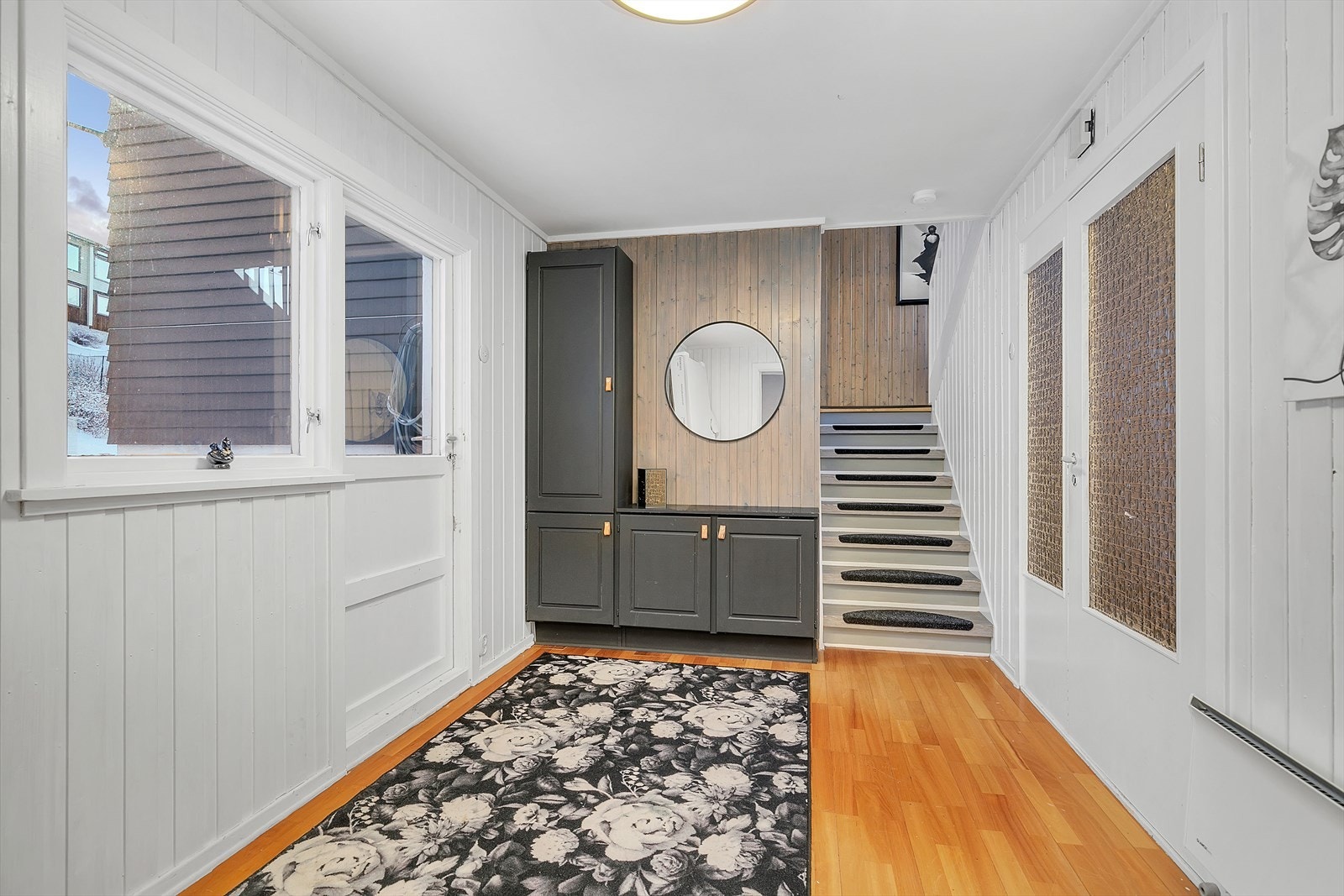 1. etasje - Fra gang kommer du inn i hall - Fra hall er det også utgang til hage på øvre side av boligen Galleribilde